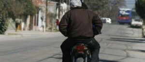 Motochorros golpearon a una mujer y robaron la caja de una unión vecinal en Santa Lucía