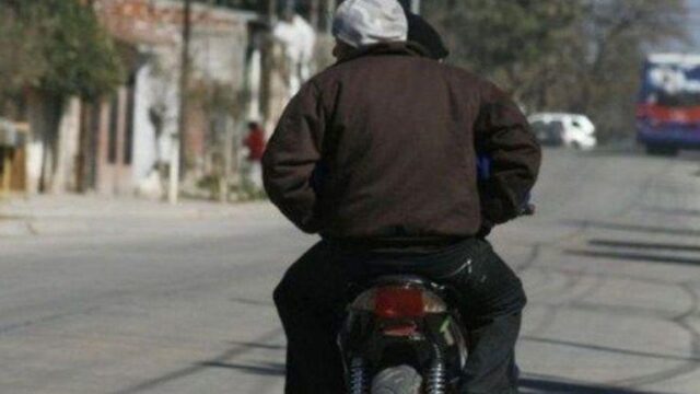 Motochorros golpearon a una mujer y robaron la caja de una unión vecinal en Santa Lucía