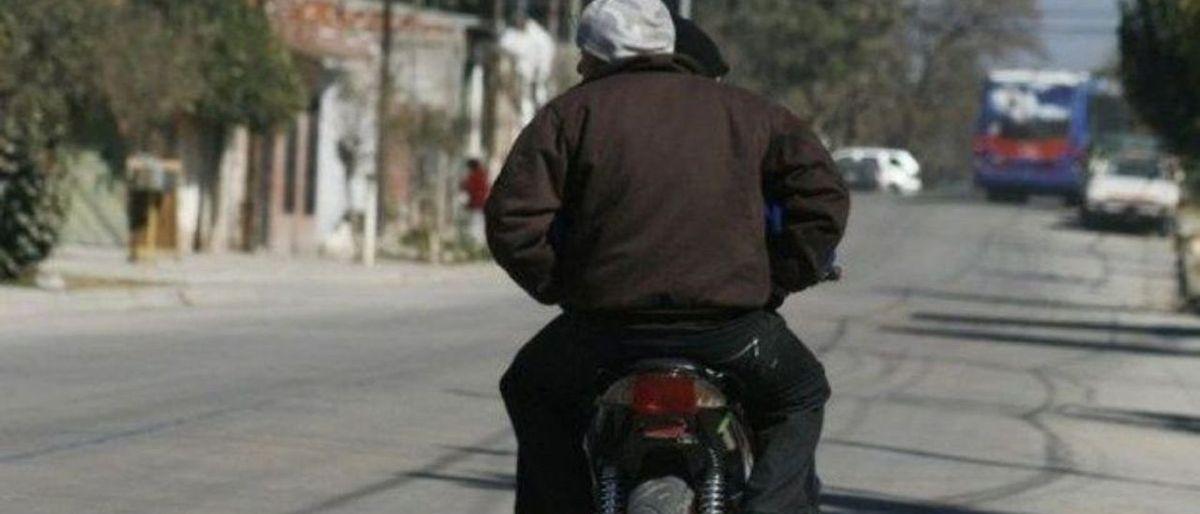Motochorros golpearon a una mujer y robaron la caja de una unión vecinal en Santa Lucía