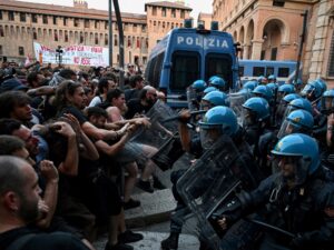 Murió un marroquí detenido por la policía en Italia y hubo disturbios en Bolonia