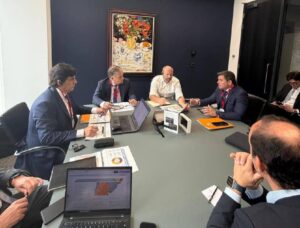 Orrego busca en Londres financiamiento internacional para obras en San Juan