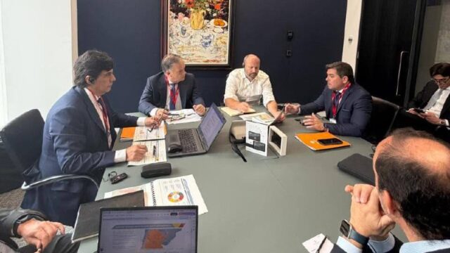 Orrego busca en Londres financiamiento internacional para obras en San Juan