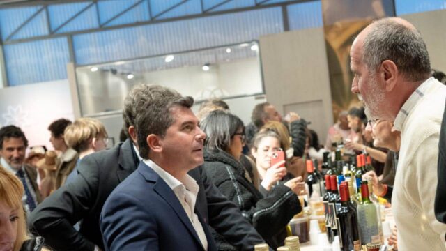Orrego visitó el stand de San Juan en la Rural de Palermo