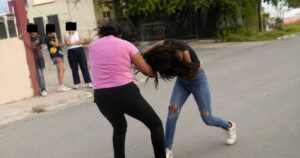 Pelea entre mujeres con piedras, cuchillos y disparos dejó una herida en Rawson