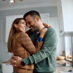 Qué sostiene realmente a una pareja cuando la pasión inicial se apaga, según un sexólogo