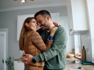 Qué sostiene realmente a una pareja cuando la pasión inicial se apaga, según un sexólogo