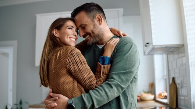 Qué sostiene realmente a una pareja cuando la pasión inicial se apaga, según un sexólogo