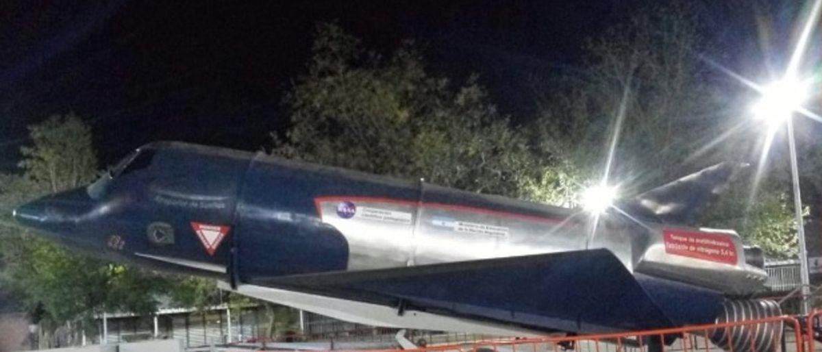 Sarmiento recibe una réplica de la nave Discovery para las vacaciones de invierno
