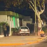 Un choque en pleno centro sanjuanino terminó con un auto sobre la vereda