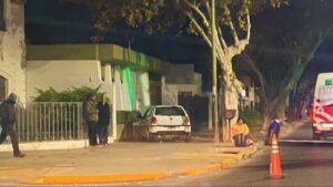 Un choque en pleno centro sanjuanino terminó con un auto sobre la vereda