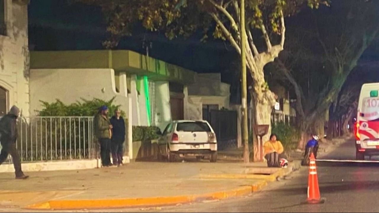 Un choque en pleno centro sanjuanino terminó con un auto sobre la vereda