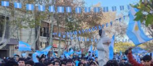 Una momia en moto se robó los festejos por la clasificación argentina en San Juan