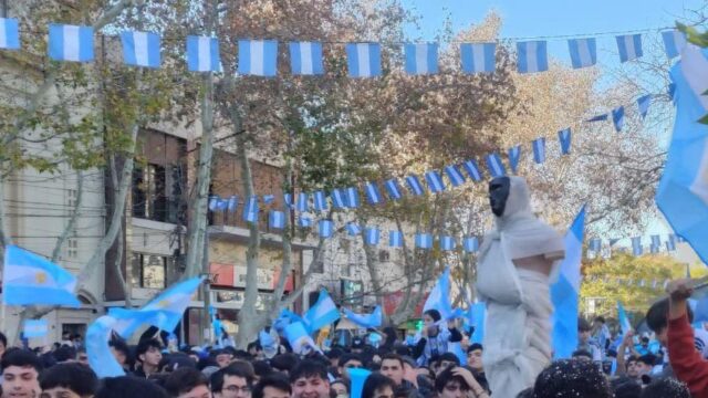 Una momia en moto se robó los festejos por la clasificación argentina en San Juan
