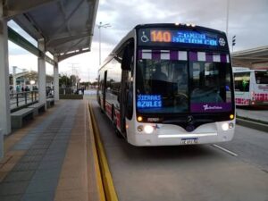 Gobierno de San Juan niega deudas con empresas de transporte