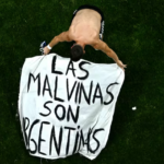 El hincha que creó la bandera de Malvinas contó cómo llegó a manos de la Selección: “Nunca imaginé que iba a dar la vuelta al mundo”