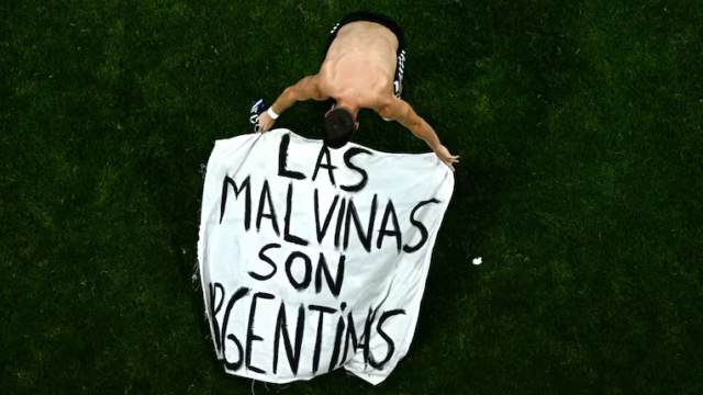 El hincha que creó la bandera de Malvinas contó cómo llegó a manos de la Selección: “Nunca imaginé que iba a dar la vuelta al mundo”