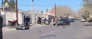 Choque entre dos autos terminó con un vehículo volcado en Capital