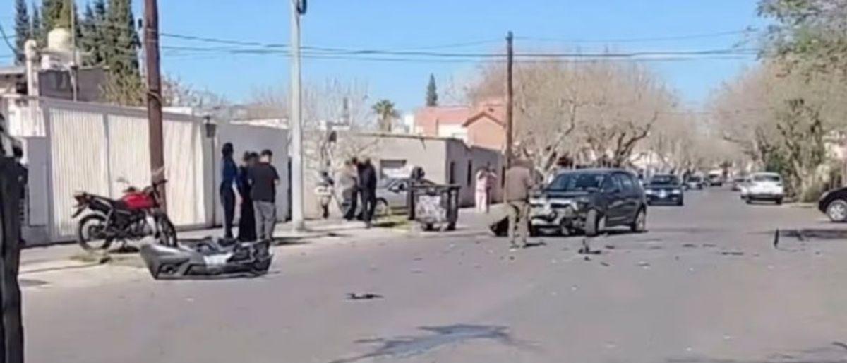 Choque entre dos autos terminó con un vehículo volcado en Capital