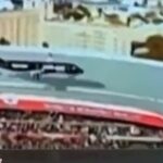 Dos aviones pasan muy cerca del estadio en Sudáfrica antes del partido