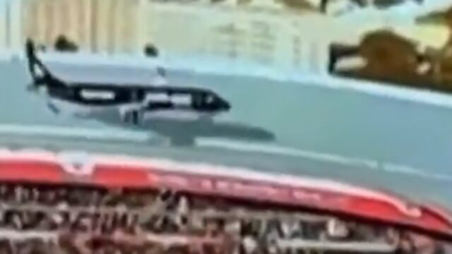 Dos aviones pasan muy cerca del estadio en Sudáfrica antes del partido