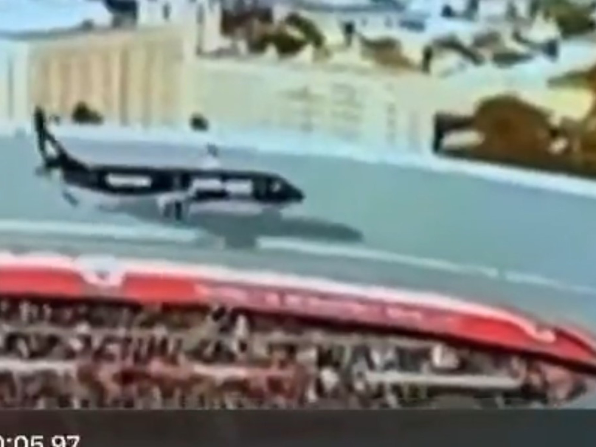 Dos aviones pasan muy cerca del estadio en Sudáfrica antes del partido