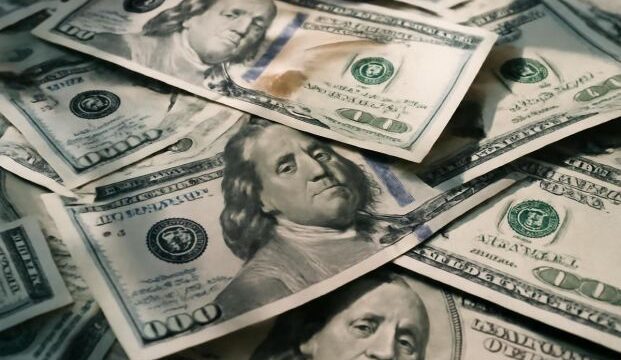 El dólar blue superó los 1.550 pesos este martes