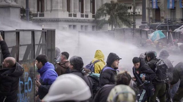 Incidentes frente al Congreso por el rechazo a la Ley de Tierras