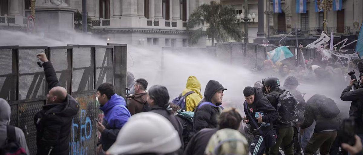 Incidentes frente al Congreso por el rechazo a la Ley de Tierras