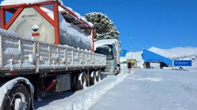Los pasos a Chile siguen cerrados por la nieve tras 25 días