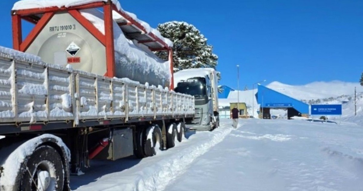 Los pasos a Chile siguen cerrados por la nieve tras 25 días