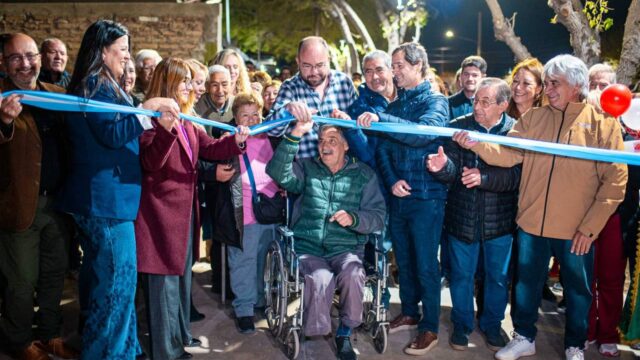 Rivadavia inaugura nuevas veredas y luces LED en La Bebida