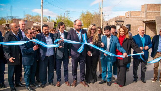 Rivadavia inaugura pavimento en aniversario