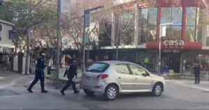 Un auto circuló por la Peatonal sanjuanina y sorprendió a los transeúntes