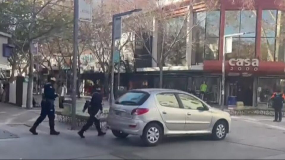 Un auto circuló por la Peatonal sanjuanina y sorprendió a los transeúntes
