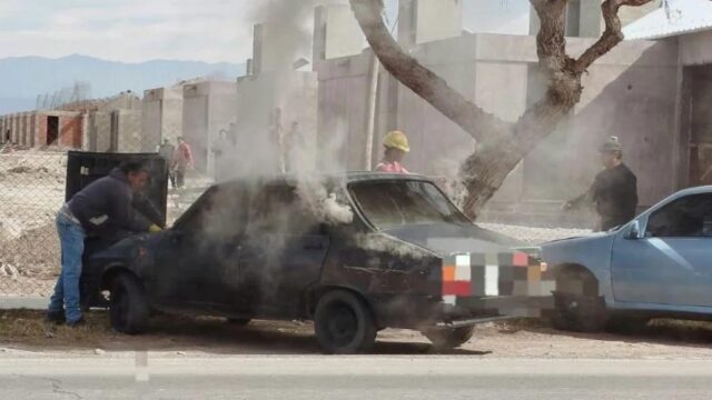 Vecinos apagan un principio de incendio en un Renault 12
