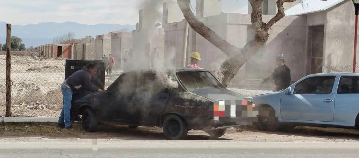 Vecinos apagan un principio de incendio en un Renault 12