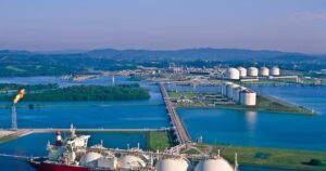 YPF confirmó una inversión récord de US$51.000 millones para exportar GNL