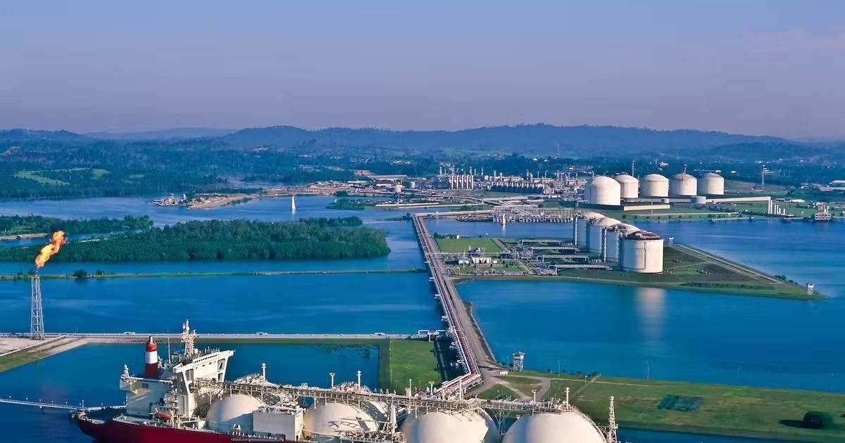 YPF confirmó una inversión récord de US$51.000 millones para exportar GNL