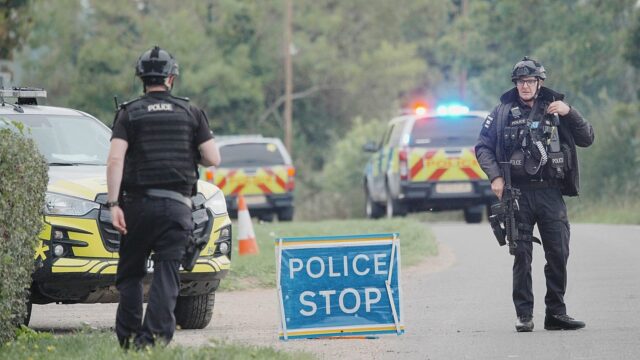 Cinco británicos fueron detenidos cerca de una base usada por EE.UU. en Inglaterra y se investiga un posible vínculo con Irán