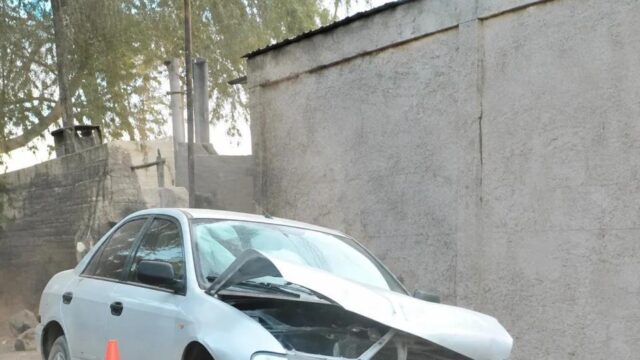 Choque violento deja auto destruido en La Bebida