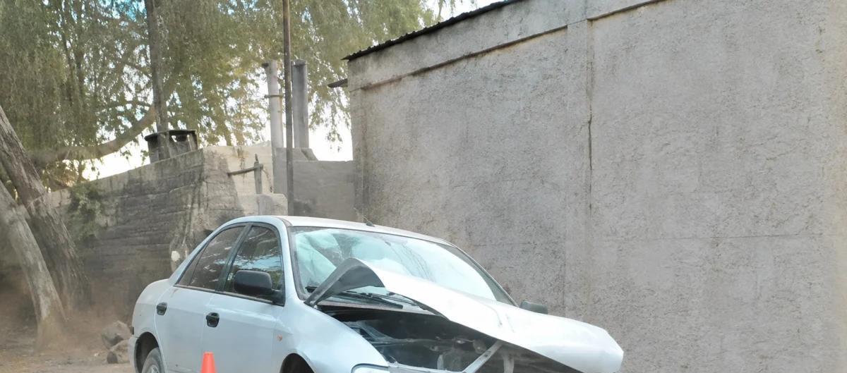 Choque violento deja auto destruido en La Bebida