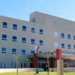 Dos hombres se enfrentan a hachazos y familias vuelven a pelear en el hospital