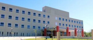 Dos hombres se enfrentan a hachazos y familias vuelven a pelear en el hospital