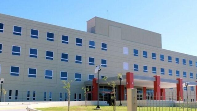 Dos hombres se enfrentan a hachazos y familias vuelven a pelear en el hospital