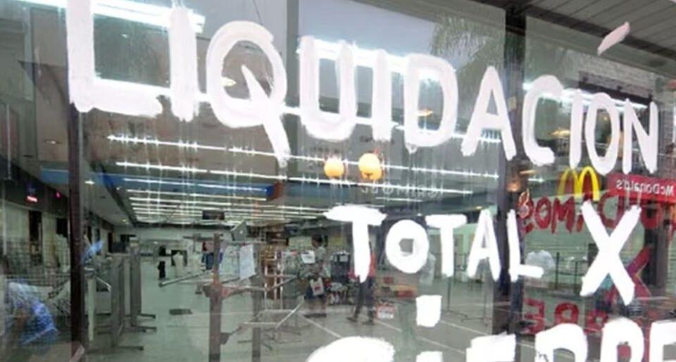 Economía argentina cae 2,9% en julio y se acerca a la recesión