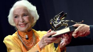 Ellen Burstyn recibe León de Oro a los 93 años en Venecia