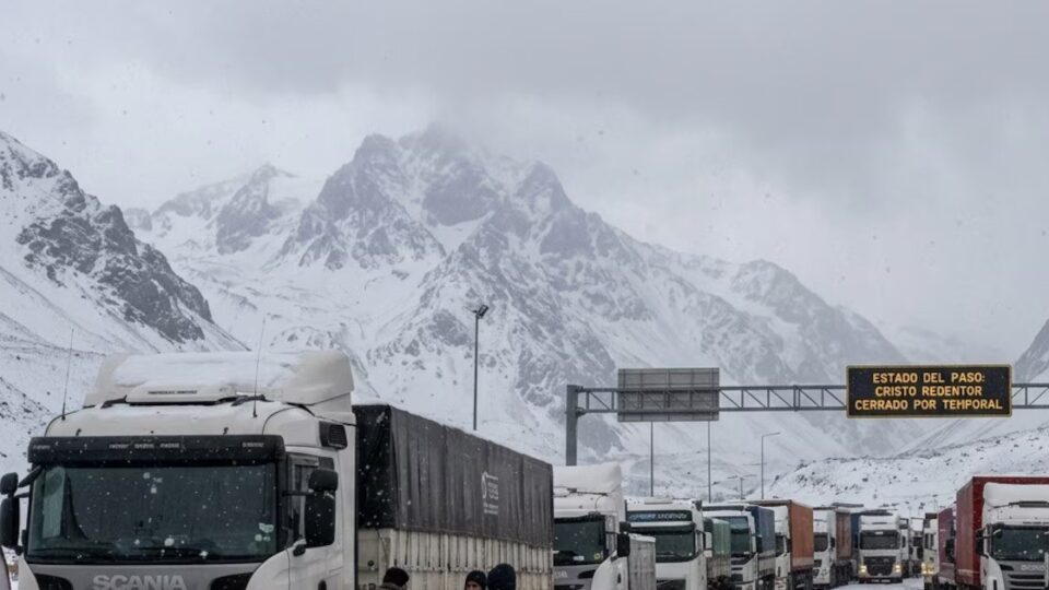 Gremios chilenos de camioneros alertan por subas en el diésel