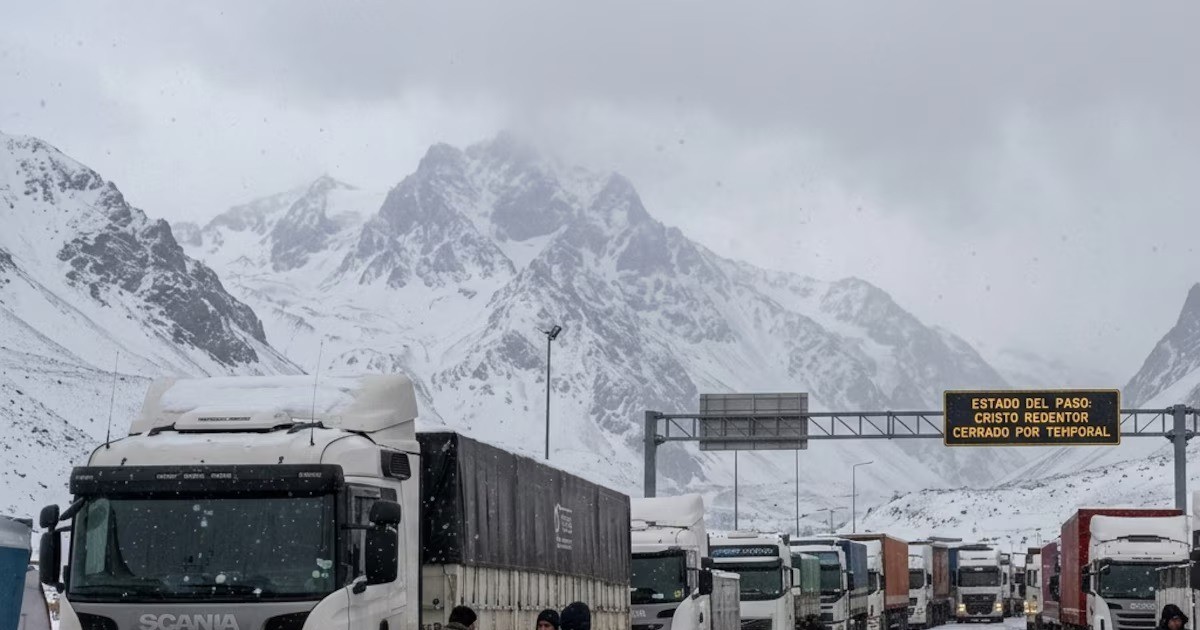 Gremios chilenos de camioneros alertan por subas en el diésel