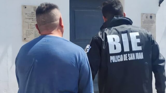 Hombre detenido en Caucete por llevar un inodoro en bicicleta