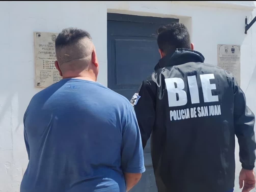 Hombre detenido en Caucete por llevar un inodoro en bicicleta
